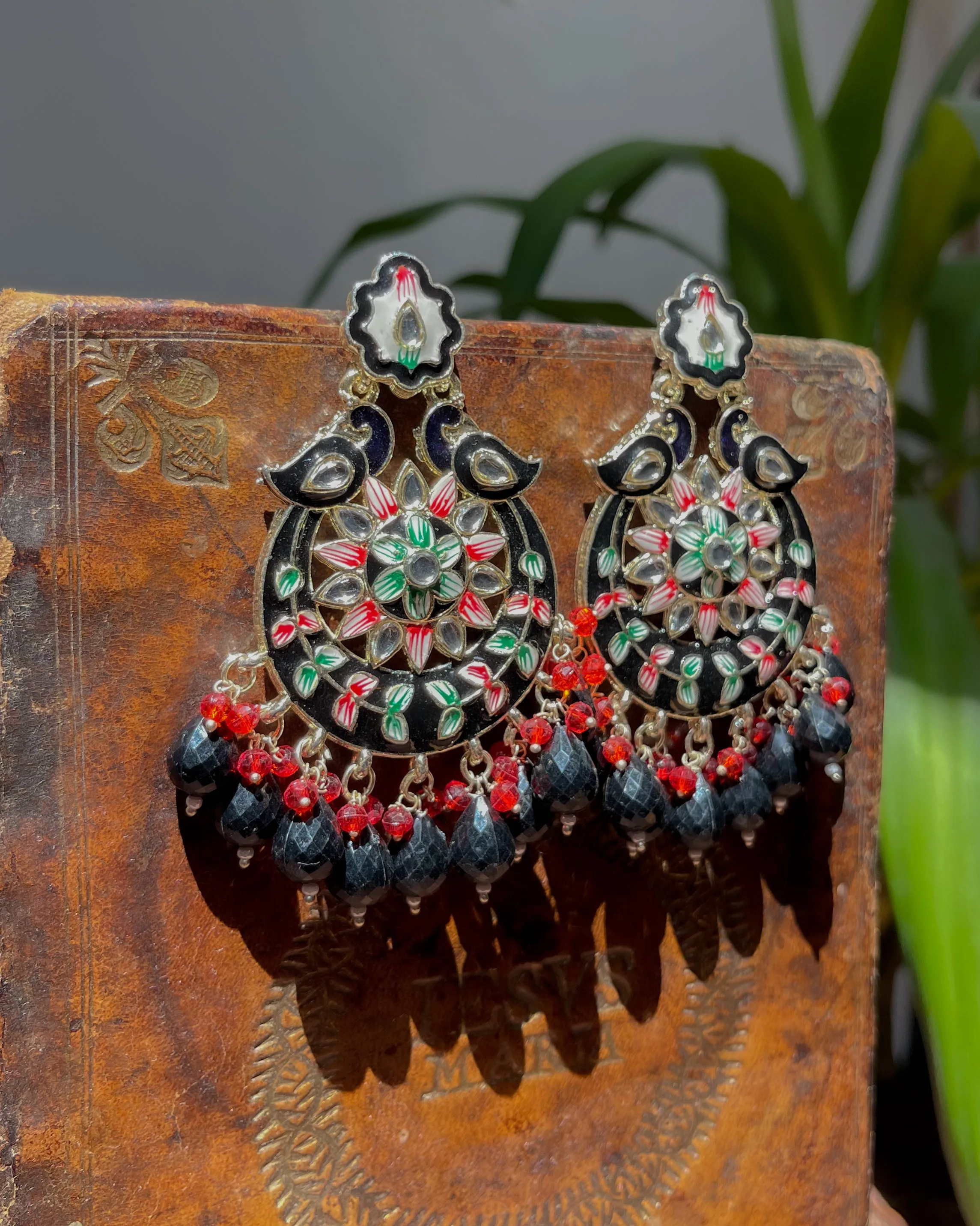Statement bohemian earrings - Black